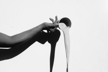 chica expresando tristeza