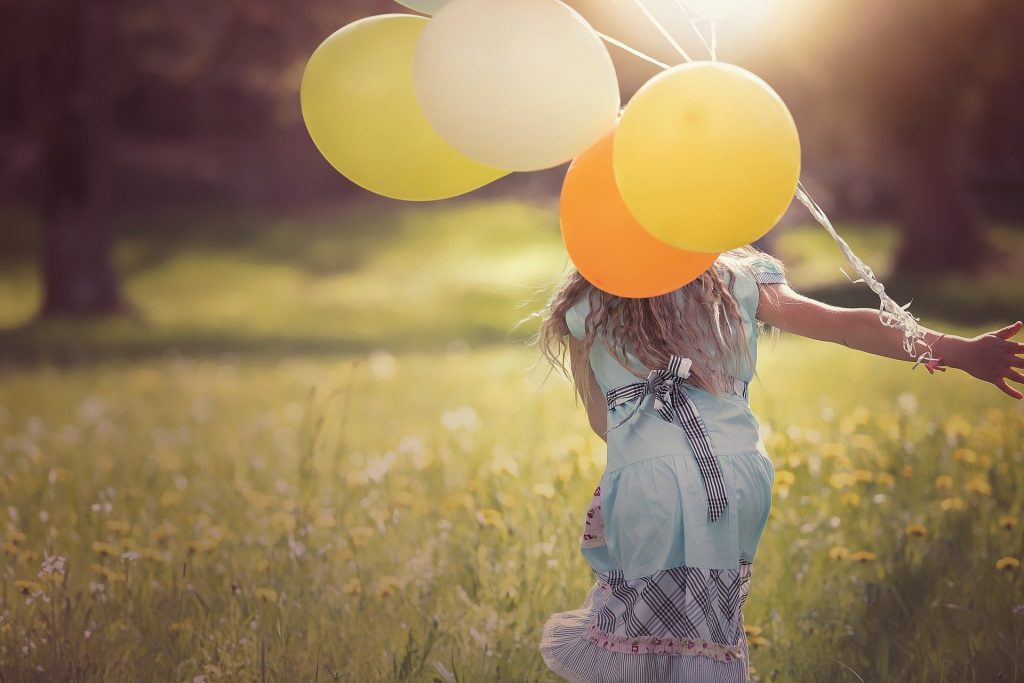 Chica feliz con globos se siente bien